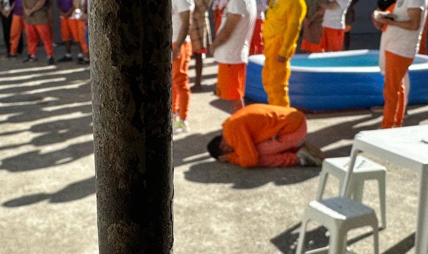 O batismo aconteceu no pátio da unidade prisional. (Foto: Munira Bark/PPPR).