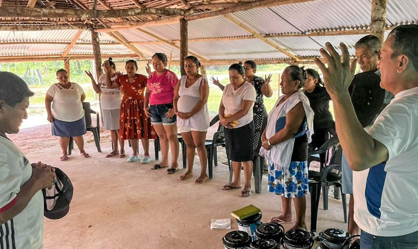 Os cristãos na comunidade. (Foto: Reprodução/Christian Aid Mission)