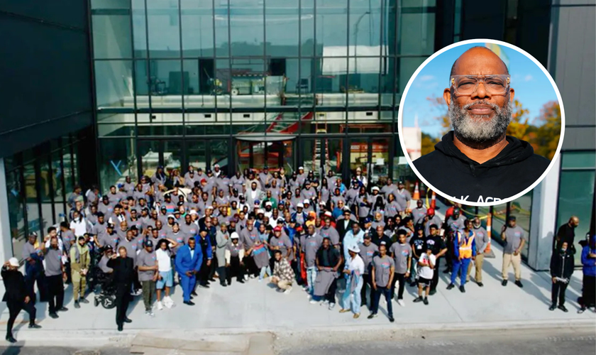 Centenas de homens se reúnem diante do quase concluído Centro McCormick; no destaque, pastor Corey B. Brooks. (Foto: Corey B. Brooks)
