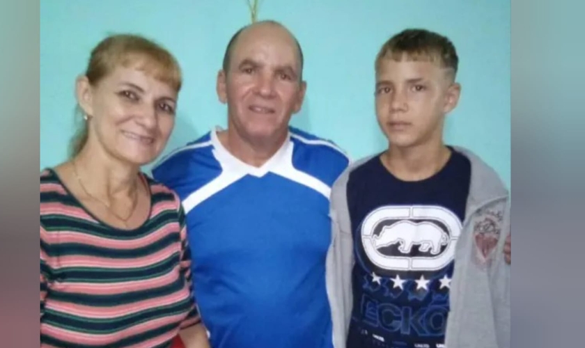 Jonathan com seus pais Elier Muir Ávila e Minervina Burgos López. (Foto: Portas Abertas).