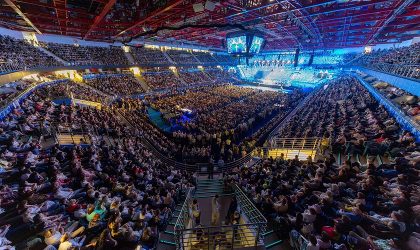 A cruzada atraiu uma multidão para ouvir o Evangelho. (Foto: Billy Graham Evangelistic Association).
