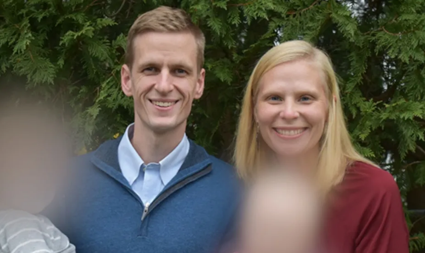 Peter e Rebekah Stafford, que têm quatro filhos pequenos, se mudaram para a África em 2019. (Foto: Serge)