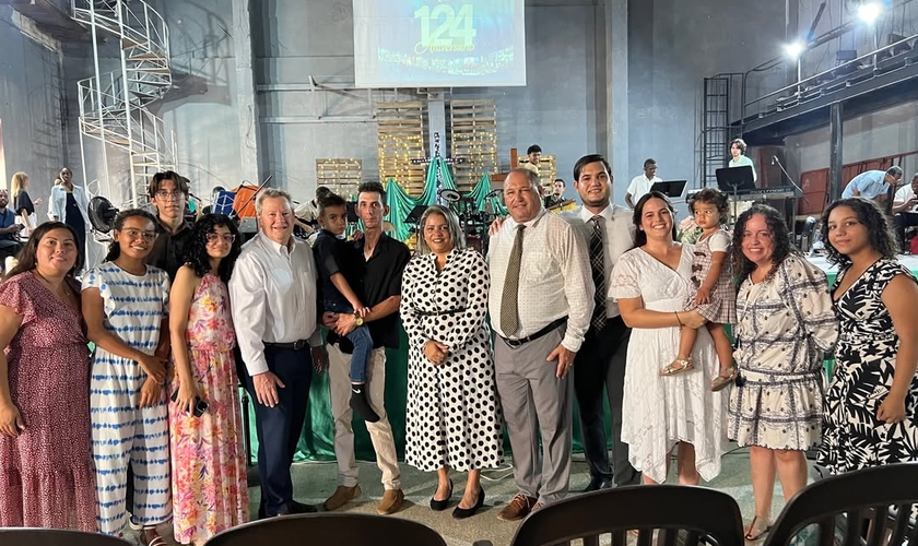 Mike Hammer, encarregado de negócios da Embaixada dos EUA em Cuba, participou de culto de Pentecostes na igreja batista “El Calvario”, em Havana. (Foto: Instagram/bautistaelcalvariocuba)
