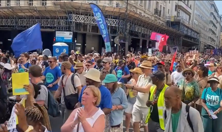 Participantes caminham pelas ruas de Londres durante a Marcha para Jesus deste ano. (Captura de tela/Instagram/realrikkidoolan)