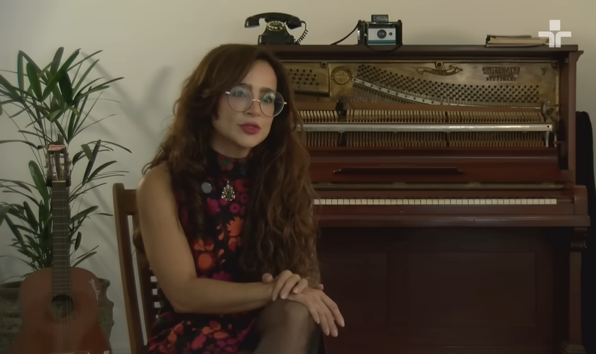 Daniela Araújo testemunha que é fruto do acolhimento e do trabalho social realizado pela igreja. (Captura de tela/YouTube/TV Cultura)