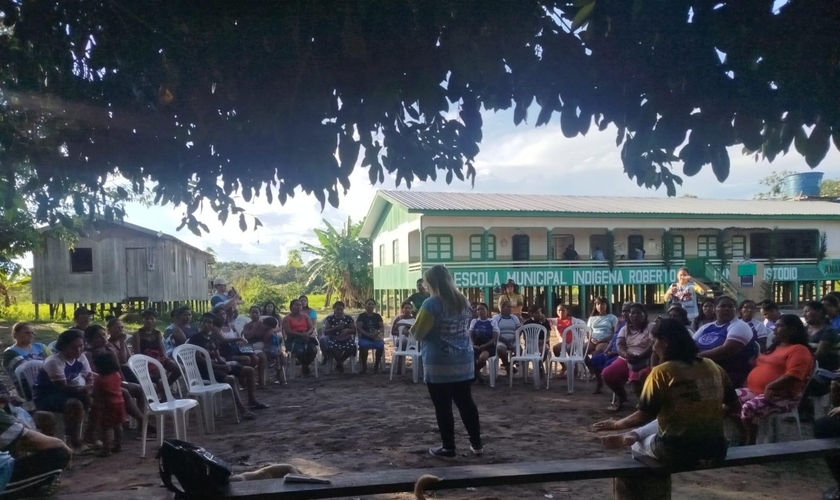 Missionárias da caravana On Fire ministram para mulheres indígenas e ribeirinhas durante encontro realizado na tribo Ticuna, no Amazonas. (Foto: Arquivo pessoal)