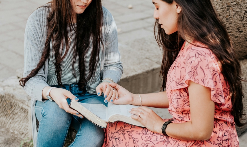 Os pesquisadores focaram em uma prática chamada oração intercessória proximal, realizada de forma presencial. (Foto ilustrativa: Fa Barboza / Unsplash)