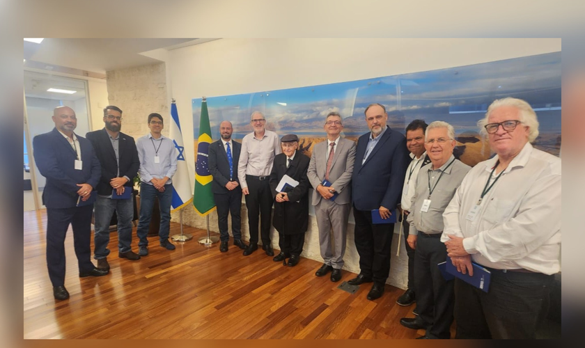Líderes evangélicos se reúnem com o cônsul-geral de Israel, Rafael Erdreich. (Foto cortesia: Patrick Lambert)