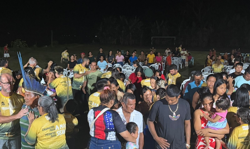 Durante a celebração final da Missão On Fire, o cacique da tribo Ticuna [à esquerda] foi à frente e aceitou Jesus. (Foto: Arquivo pessoal)