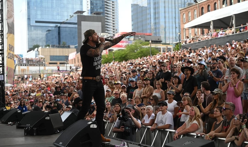 Brandon Lake lidera momento de adoração diante de milhares de pessoas no CMA Fest 2026. (Foto: Instagram/CMA)