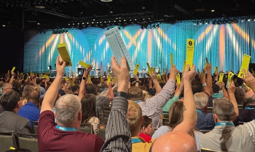 Delegados participam de votação durante a reunião anual da Convenção Batista do Sul (SBC), em Orlando, nos EUA. (Foto: Instagram/SBC Executive Committee)