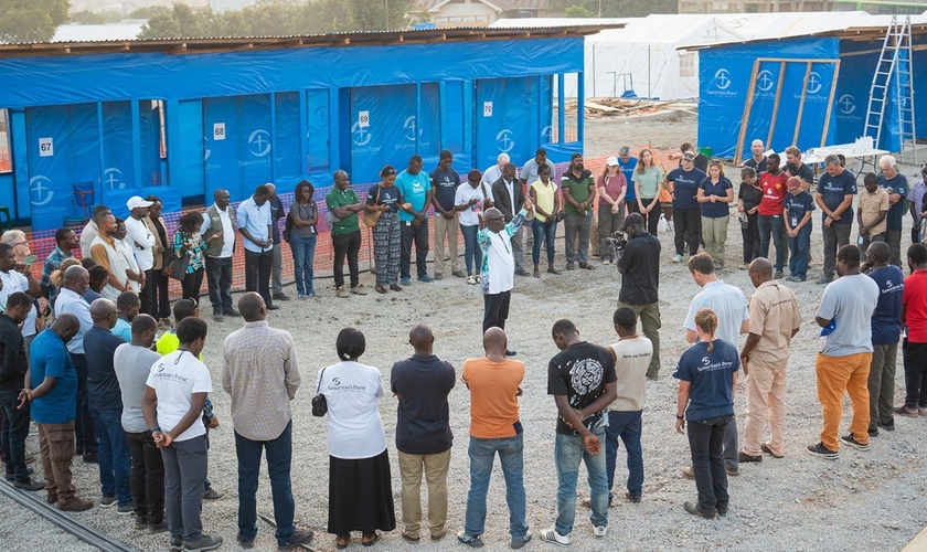 A equipe da Samaritan's Purse reunida em oração em um dos centros de atendimento. (Foto: Reprodução/Samaritan's Purse)
