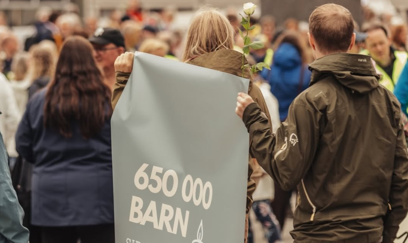 Jovens exibem mensagens em defesa da vida durante a Marcha pela Vida, realizada em Oslo, na Noruega. (Foto: Instagram/@velg.livet)