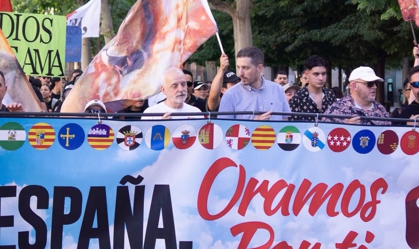O dia nacional de oração “España Oramos por Ti” aconteceu em ligares públicos e templos. (Foto: Instagram/protestantedigital)