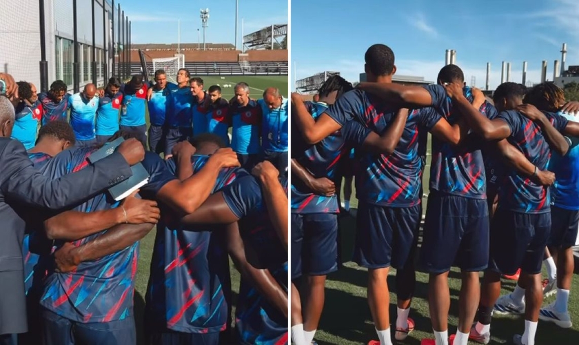 A equipe orando em campo. (Foto: Reprodução/Instagram/Fédération Haïtienne de Football)
