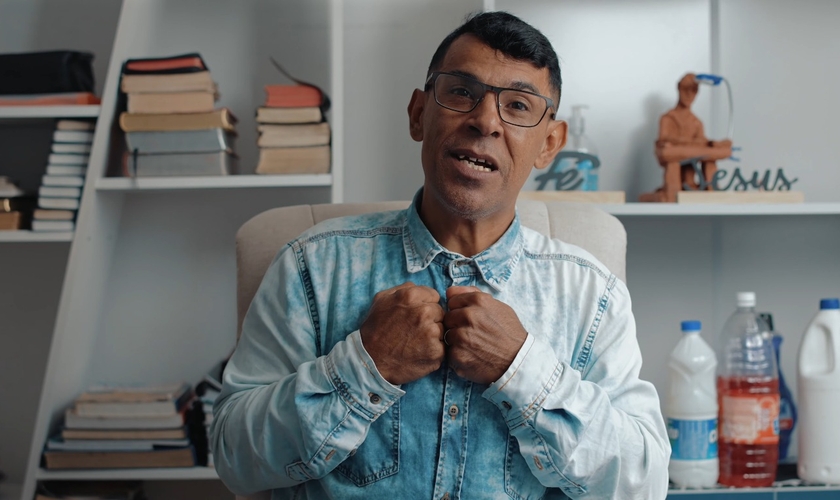 Jobson foi resgatado por Deus das drogas. (Foto: Reprodução/YouTube/Poder de Deus).