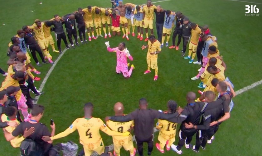 Seleção de Gana se reúne em oração após empate com a Inglaterra na Copa do Mundo. (Captura de tela/Instagram/Ballers In God)