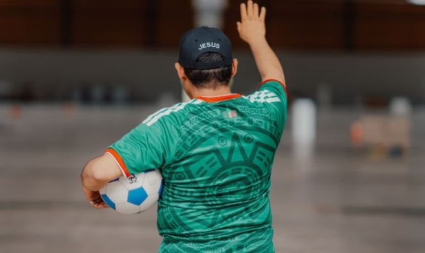 O pastor Juan leva a esperança de Jesus através do futebol a jovens no México. (Foto: Portas Abertas).