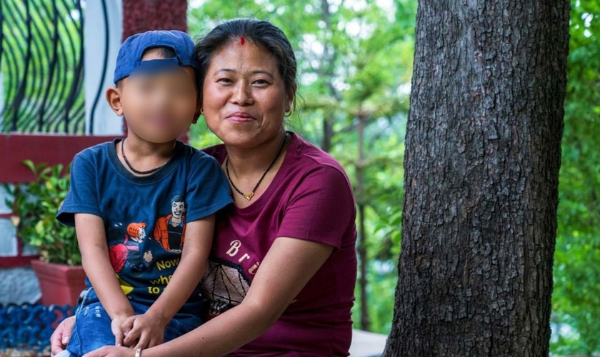 Amrita e o filho. (Foto Reprodução/Christian Aid Mission)