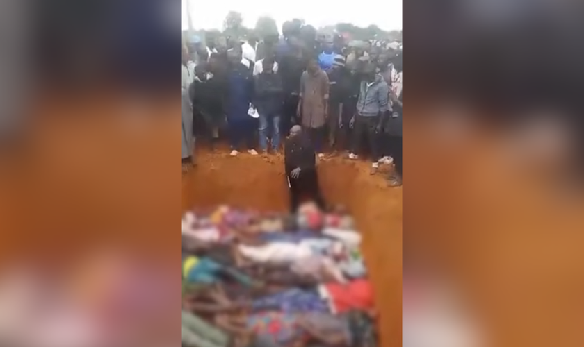 Reverendo Ezekiel Dochomo durante o enterro dos cristãos em vala comum. (Captura de vídeo/YouTube/CBN News)