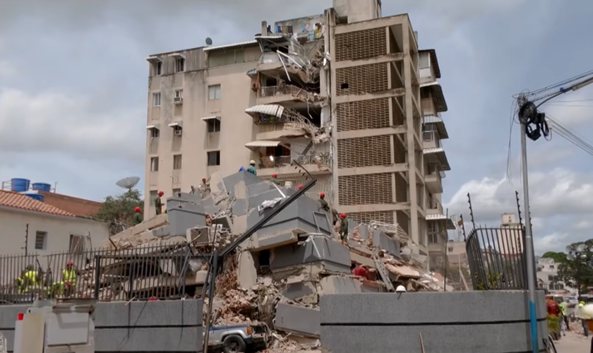 Destroços após os dois terremotos de magnitudes 7,2 e 7,5 que atingiram o estado de La Guaira, na Venezuela. (Captura de tela/El País)