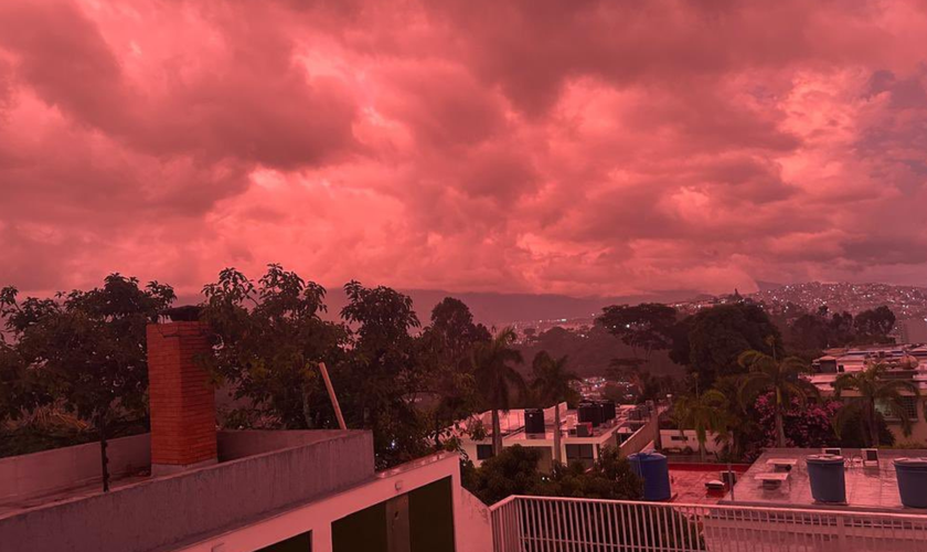 Céu avermelhado cobre Caracas dias após os terremotos na Venezuela. (Captura de tela/X/@IAMLordIAM)