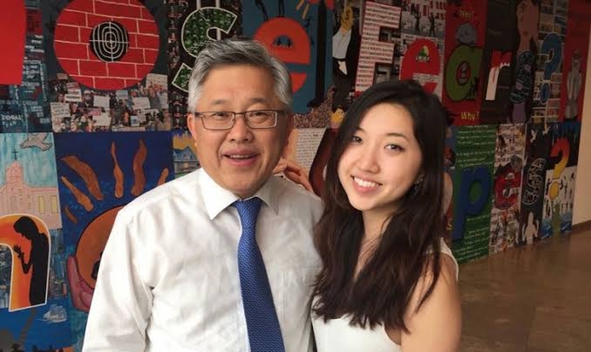 Pastor Ezra Jin Mingri ao lado de sua filha, Grace Jin Drexel, que atuou internacionalmente em defesa do pai. (Foto: Arquivo pessoal)