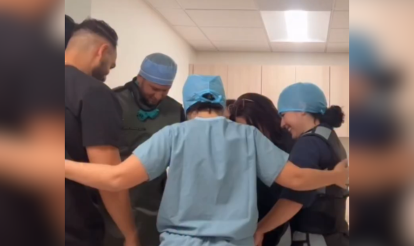 Equipe médica ora antes das cirurgias, pedindo a direção de Deus. (Captura de tela/Instagram/drchristyanthony)
