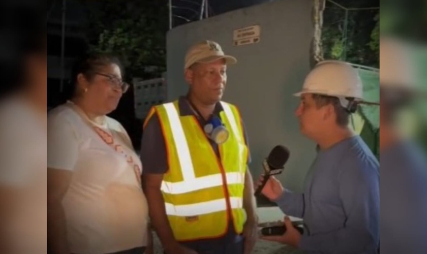 O casal de pastores Carlos e Jackeline Navarro continuam servindo a comunidade. (Foto: Reprodução/Instagram/Biblia Todo).