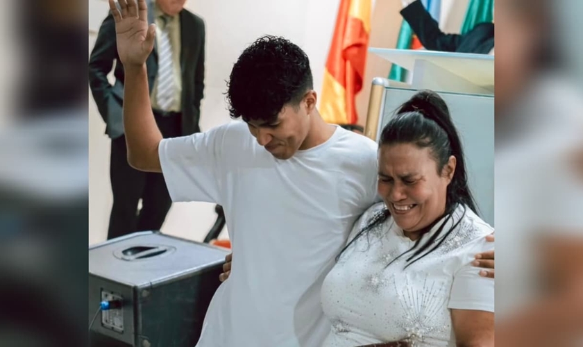 Aarón Levi Cantillo com sua mãe na igreja. (Foto: Instagram/aaron_cantillo_).