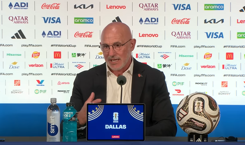 Luis de la Fuente durante coletiva de imprensa após a vitória da Espanha por 2 a 0 sobre a França. (Captura de tela/YouTube/FIFA)
