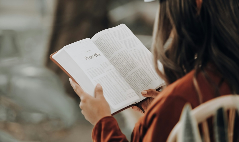 Leitores frequentes da Bíblia apresentaram mais esperança e menos estresse. (Foto: Joel Muniz / Unsplash)