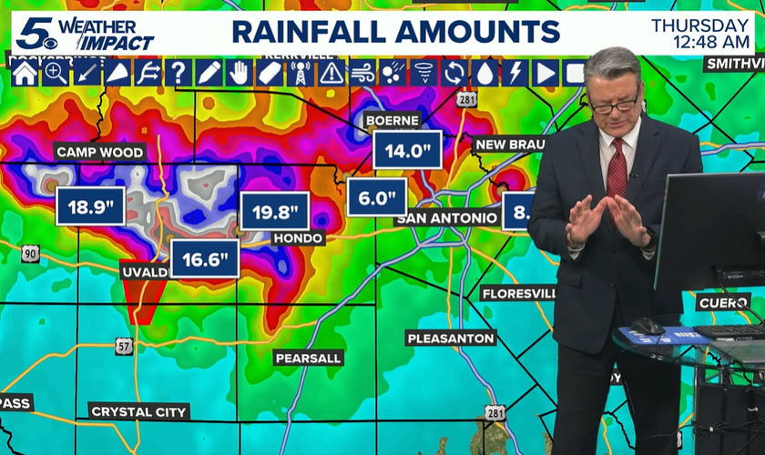 O meteorologista orando enquanto mostrava a enchente. (Foto: Reprodução/YouTube/KENS 5: Your San Antonio News Source) 