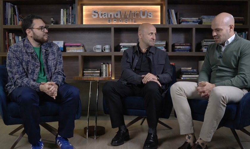 Robert Stearns é entrevistado por Igor Sabino e André Lajst, da StandWithUs Brasil. (Captura de tela/StandWithUs Brasil)