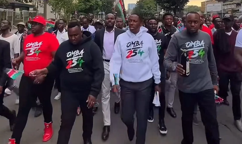 Cristãos participam de caminhada de oração promovida pelo movimento OMBA 254 pelas ruas do centro de Nairóbi, no Quênia. (Captura de tela/Instagram/City Lighters Church)