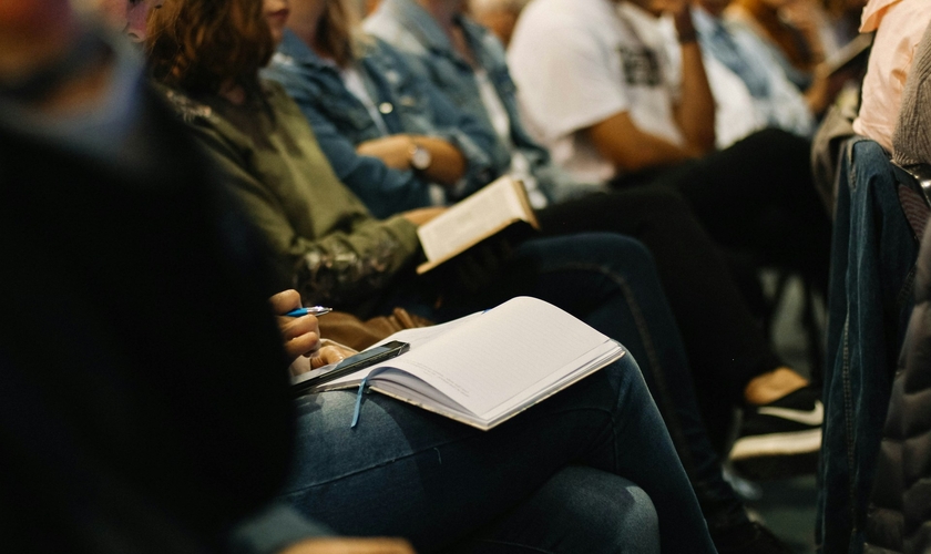 Cristãos utilizam IA com frequência superior à média dos americanos, diz pesquisa da Barna. (Foto: Sincerely Media / Unsplash)