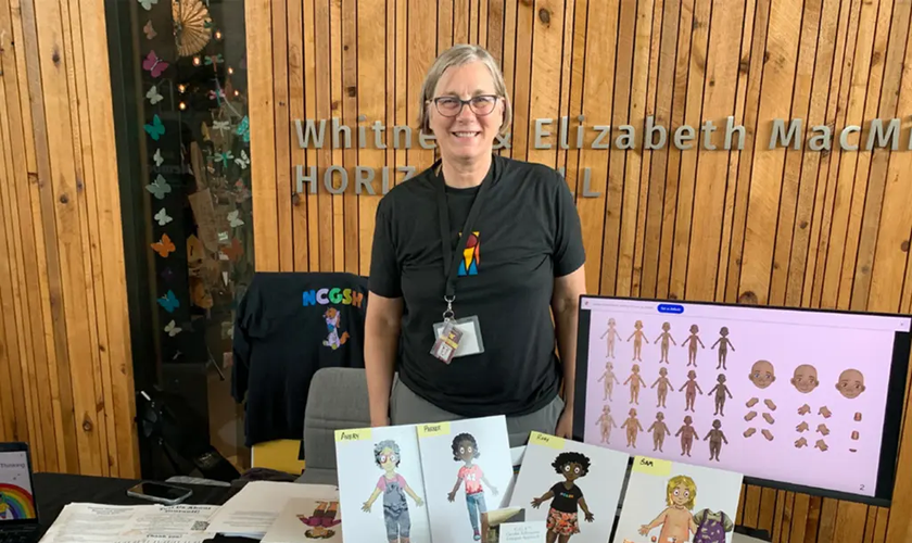 A boneca loira “Sam” aparece em etapa de transição de gênero junto à professora Dianne Berg, cofundadora do MyGender Dolls. (Foto: Universidade de Minnesota)
