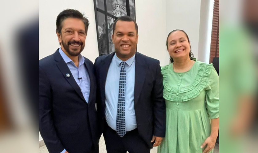 O prefeito Ricardo Nunes recebeu o Pr. Vanderson Trovão, do Projeto Missões, e sua esposa para reafirmar o apoio da Prefeitura de São Paulo à evangelização em espaços públicos. (Foto: Divulgação)