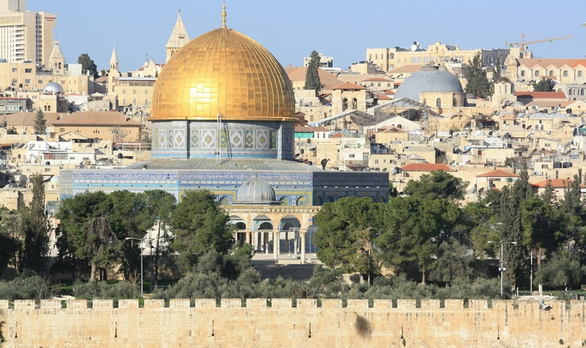 Vista do Monte do Templo, em Jerusalém, onde atualmente está localizado o Domo da Rocha, local associado pela tradição judaica ao antigo Templo. (Foto: Konrad Hofmann/Unsplash)