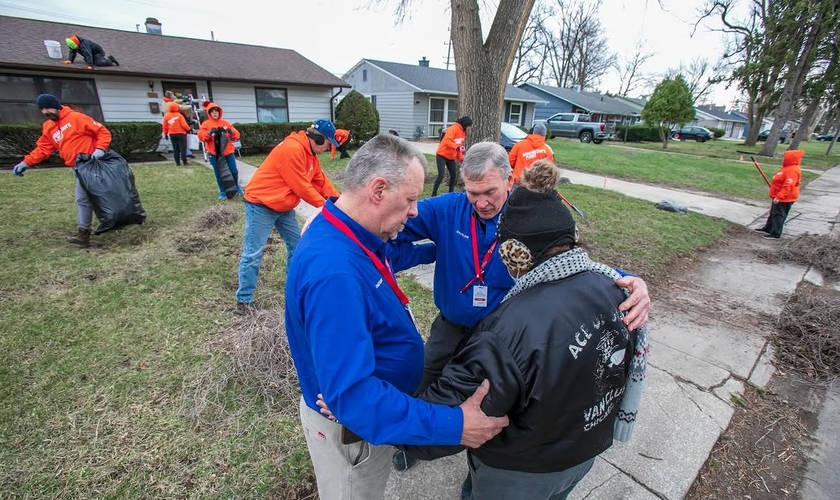 Voluntários da Samaritan's Purse e da BGEA oram durante uma ação de atendimento. (Foto ilustrativa: BGEA)