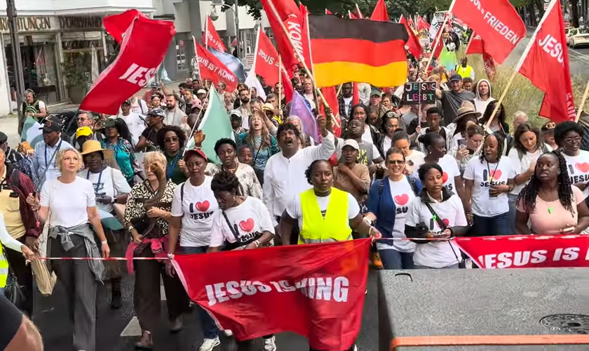 Cristãos proclamam o Evangelho durante a Marcha para Jesus pelas ruas de Berlim. (Captura de tela/YouTube/The Matengos Family)