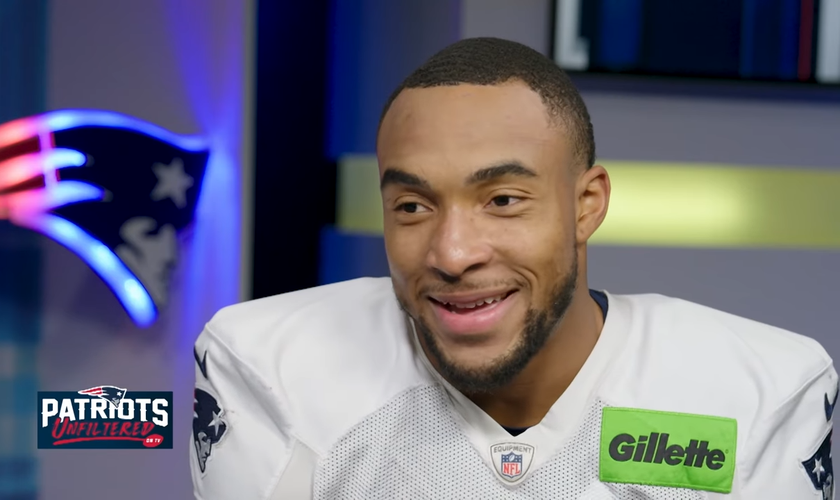 TreVeyon Henderson durante entrevista concedida ao New England Patriots. (Captura de tela/YouTube/New England Patriots)
