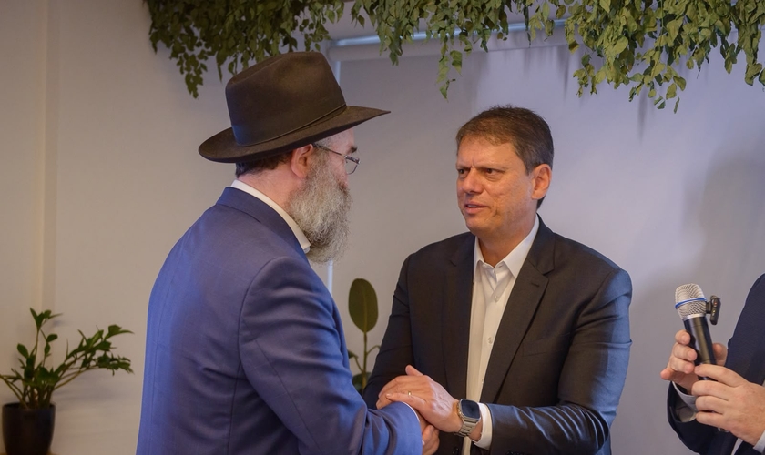 Tarcísio de Freitas, governador de São Paulo, cumprimenta o rabino Dov Goldberg. (Foto: Felipe Araújo)