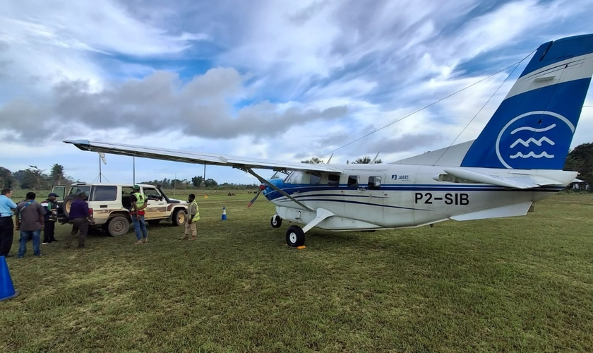 Por meio de aviões, os missionários levam o Evangelho a regiões isoladas em diferentes países. (Foto: Reprodução/JAARS)
