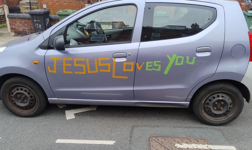 Carro de Simeon Chandra com adesivos “Jesus te ama”. (Foto: Christian Concern)