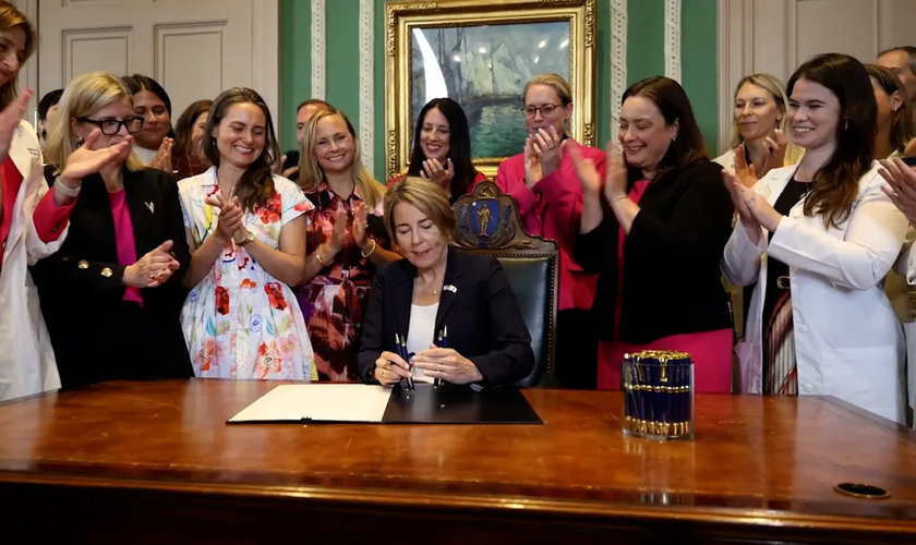 Governadora de Massachusetts, Maura Healey assina lei que permite aborto até o fim da gestação. (Foto: @Governador de Massa/X)