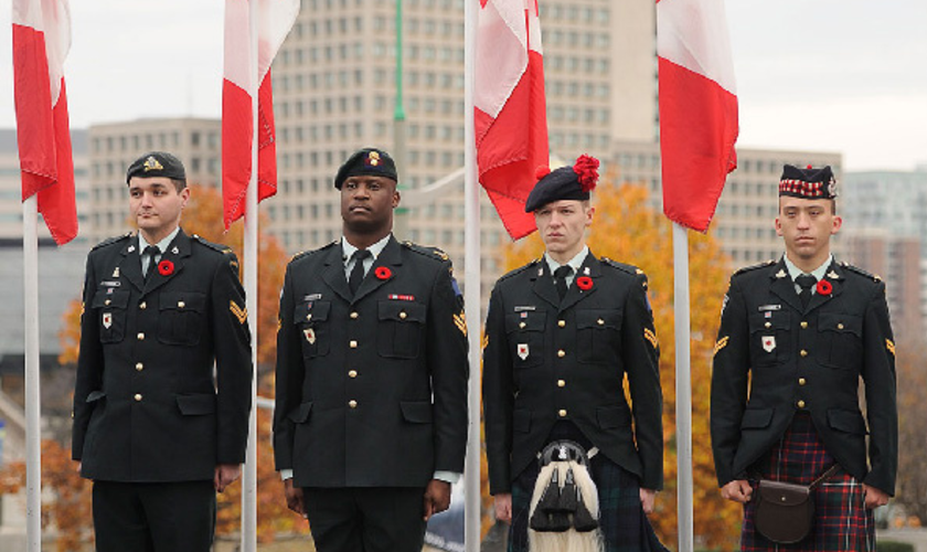 Militares das Forças Armadas Canadenses durante cerimônia com bandeiras do Canadá. (Foto: Forças Armadas Canadenses)