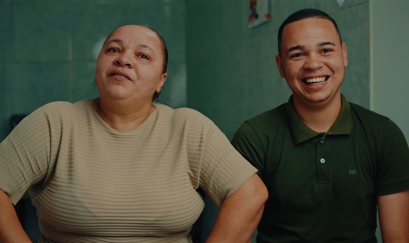 Gislaine e Nicolas. (Foto: Reprodução/YouTube/Poder de Deus).