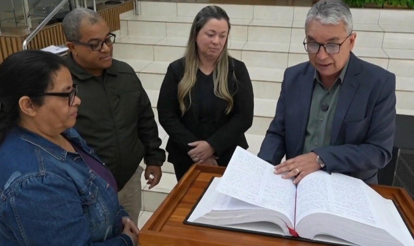 A Bíblia foi transcrita à mão por 25 participantes. (Foto: Reprodução/Meio Dia Paraná).