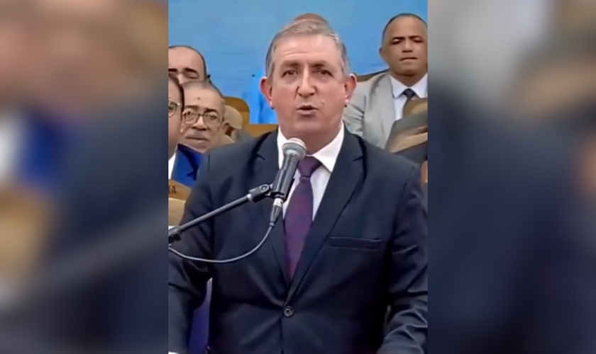 Pr. Sandro Fontoura durante ministração sobre os desafios da evangelização no Rio Grande do Sul. (Captura de tela/Instagram/prsandrofontoura)